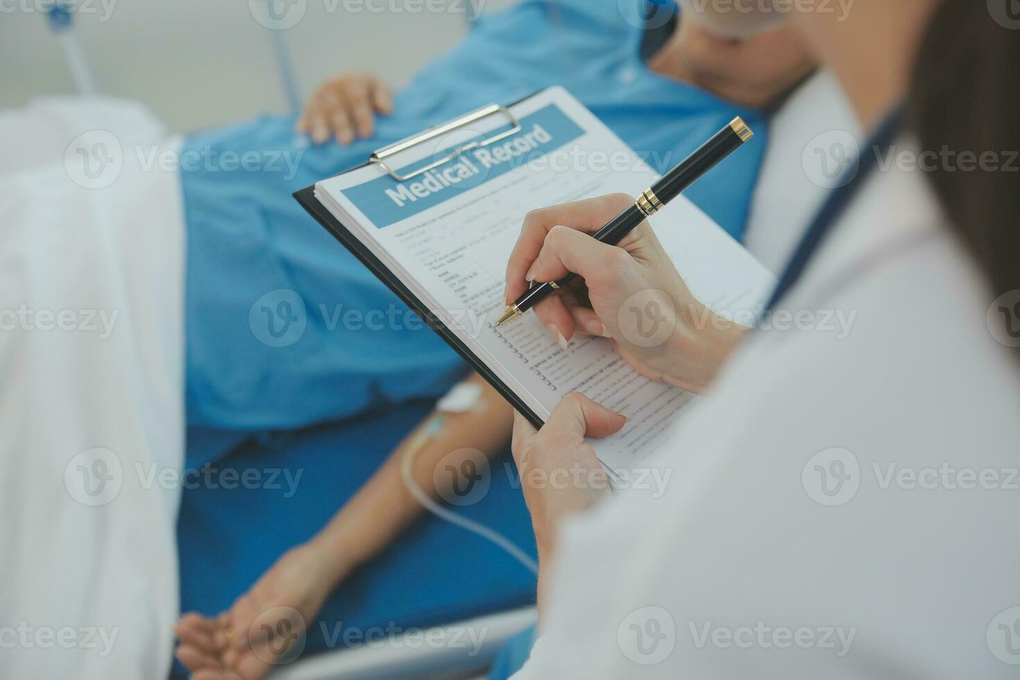 Jeune médecin est en utilisant une stéthoscope Ecoutez à le battement de coeur de le patient. coup de une femelle médecin donnant une Masculin patient une vérifier en haut photo