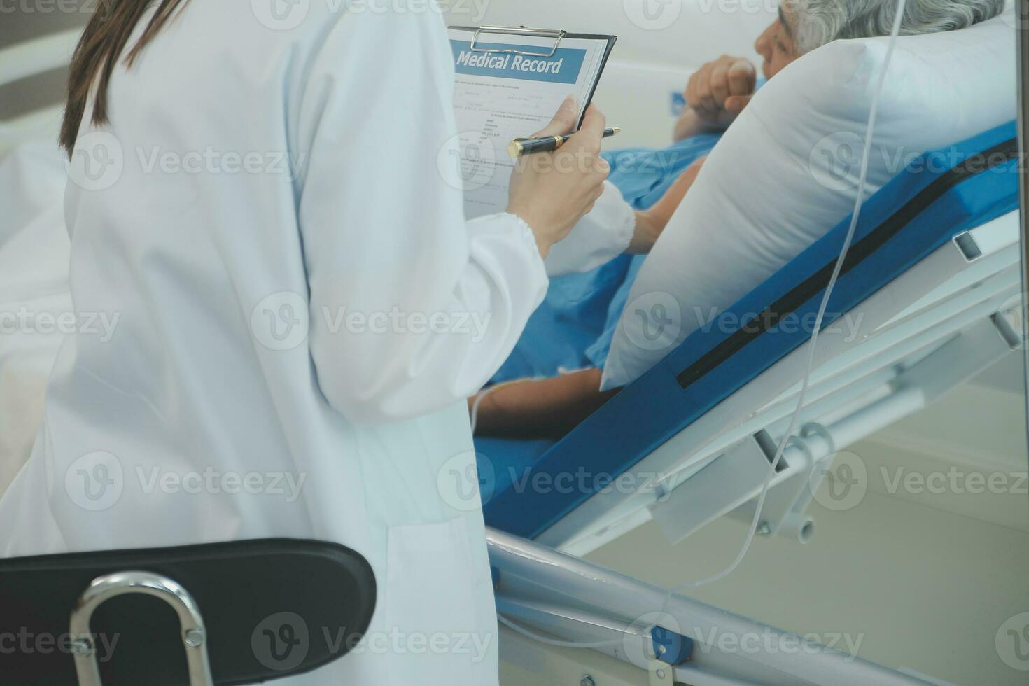 Jeune médecin est en utilisant une stéthoscope Ecoutez à le battement de coeur de le patient. coup de une femelle médecin donnant une Masculin patient une vérifier en haut photo