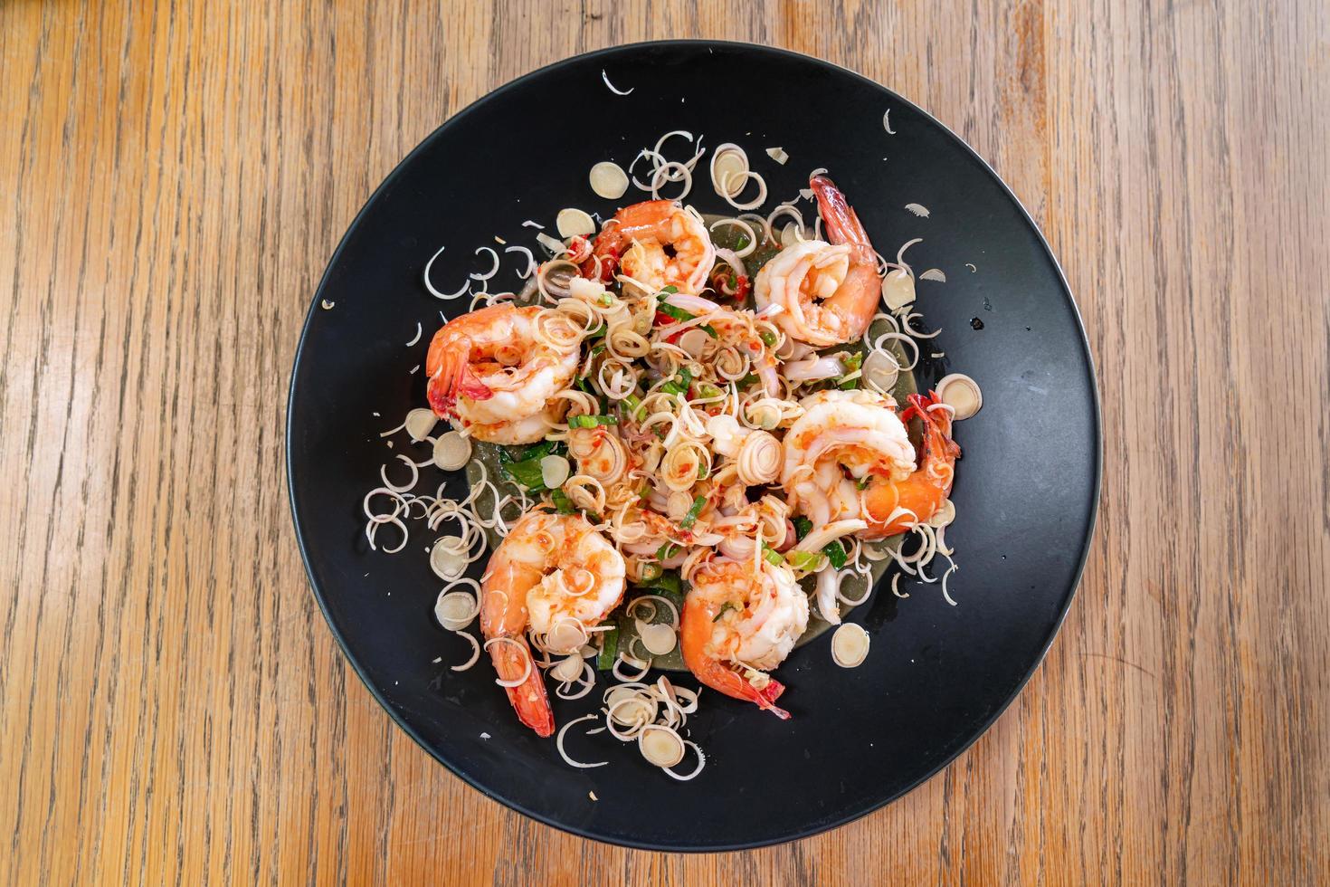 salade de crevettes épicées aux herbes sur la plaque photo