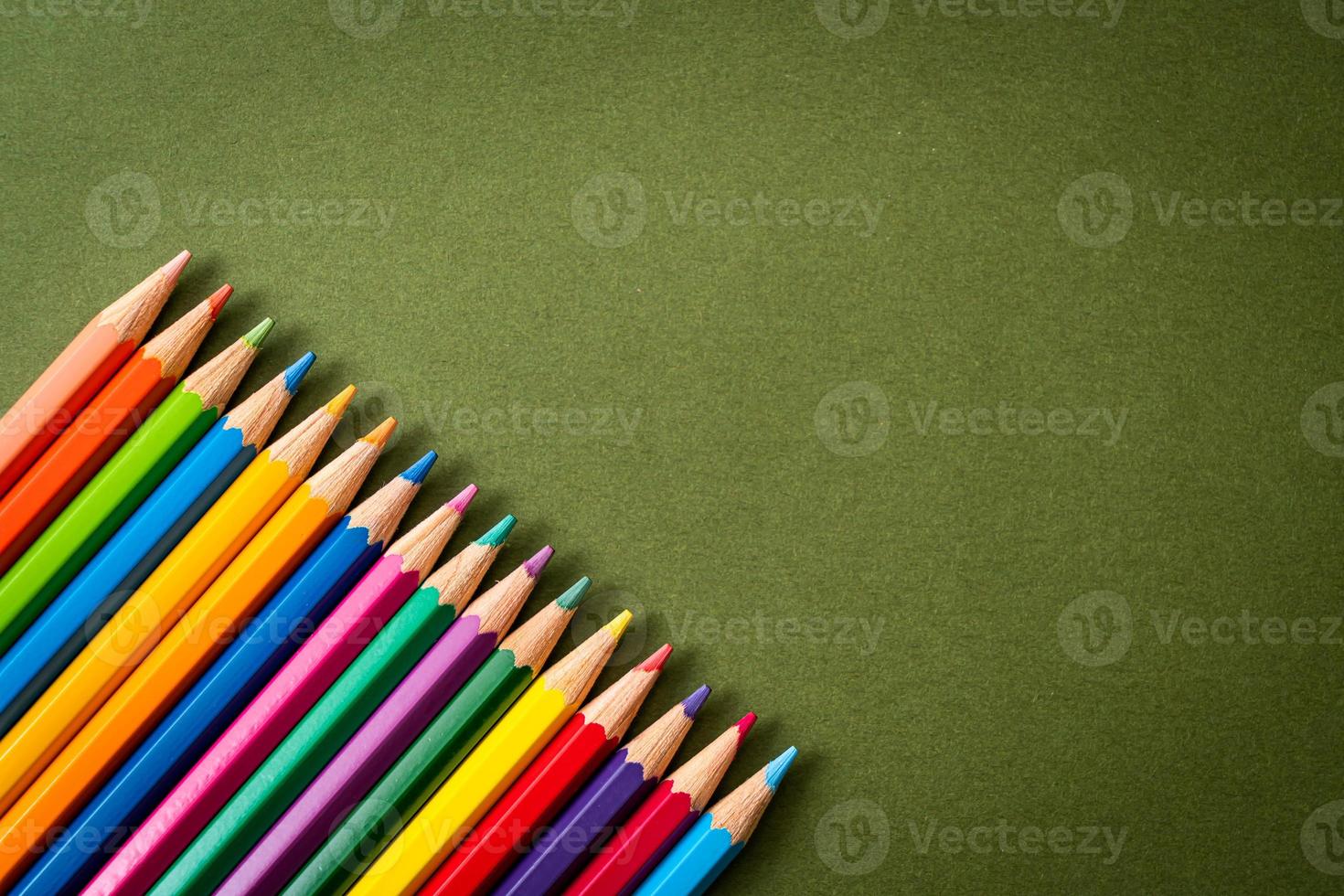 crayons de couleur sur fond noir avec espace de copie photo