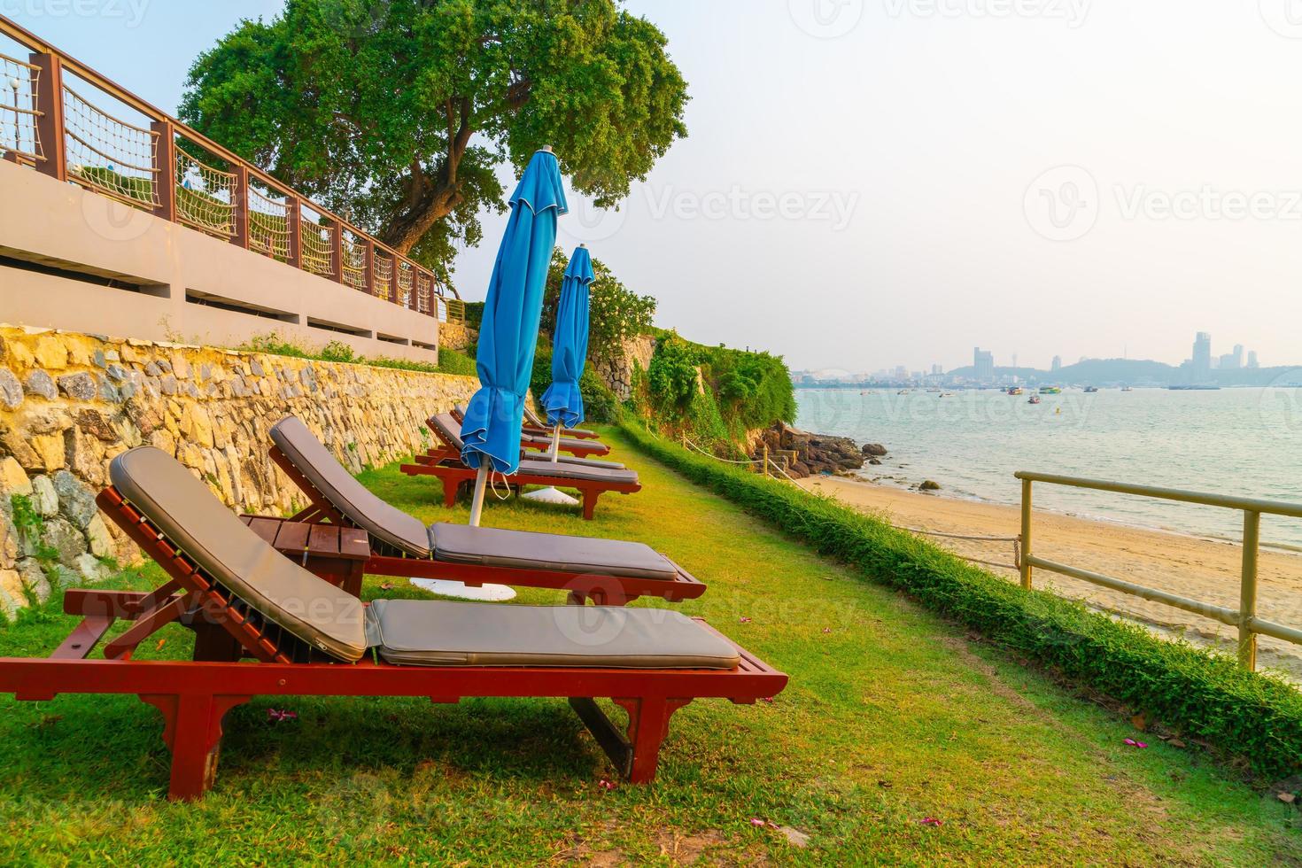 Chaises de plage avec fond de mer plage au coucher du soleil à Pattaya, Thaïlande photo