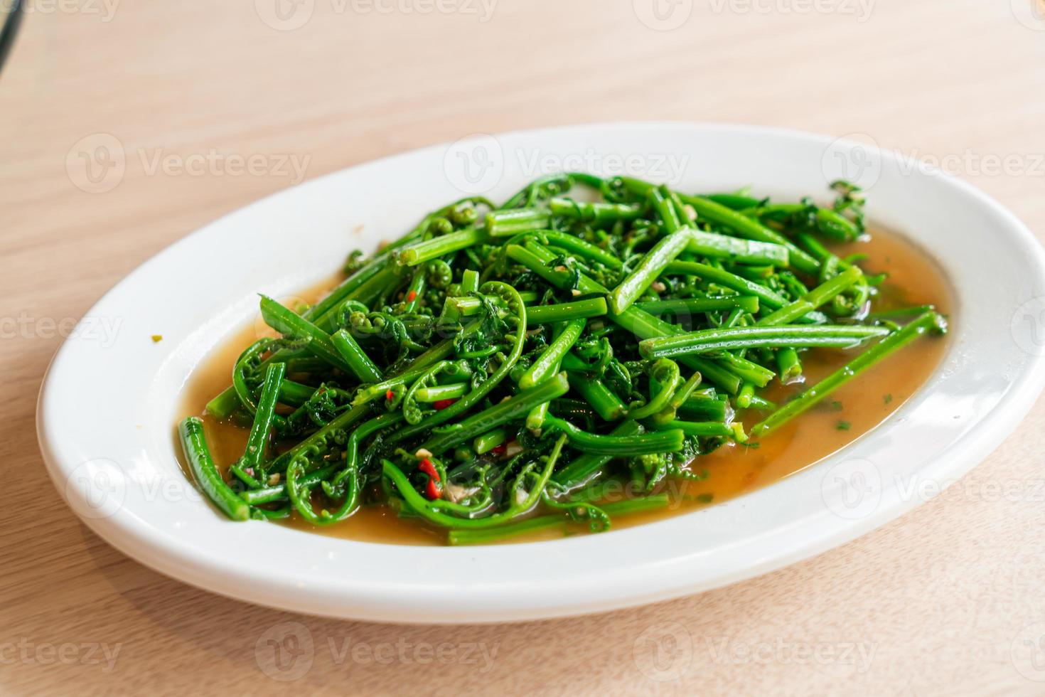 fougère végétale sautée avec sauce aux huîtres - style cuisine asiatique photo