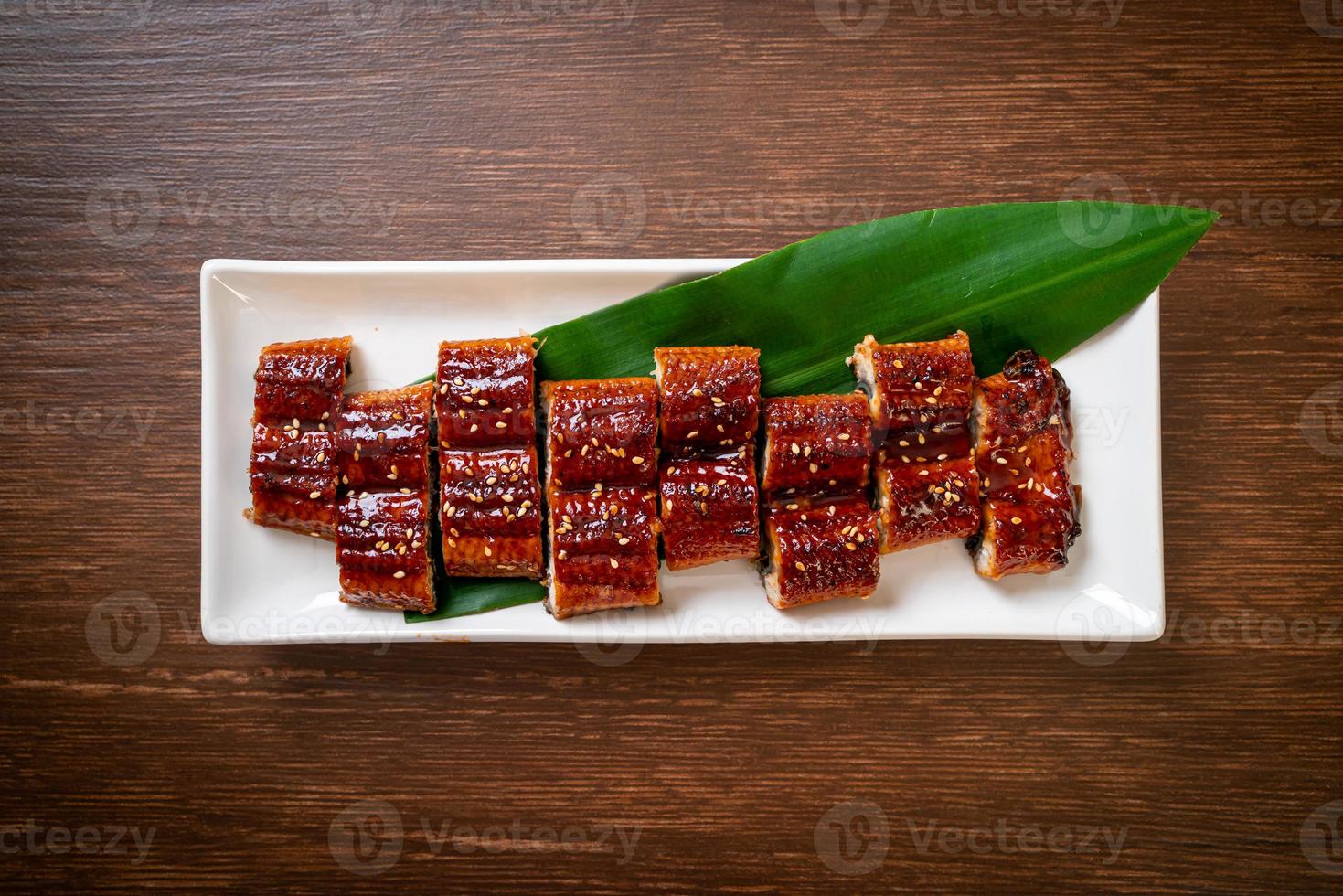anguille grillée en tranches ou unagi grillé avec sauce - kabayaki - style de cuisine japonaise photo