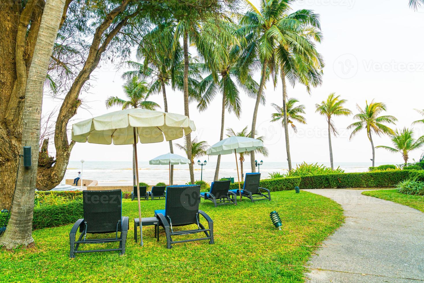 chaise de plage dans le jardin avec fond de mer photo