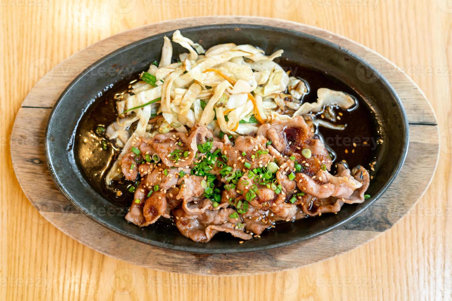 porc teriyaki dans une poêle chaude avec du chou - style de cuisine japonaise photo