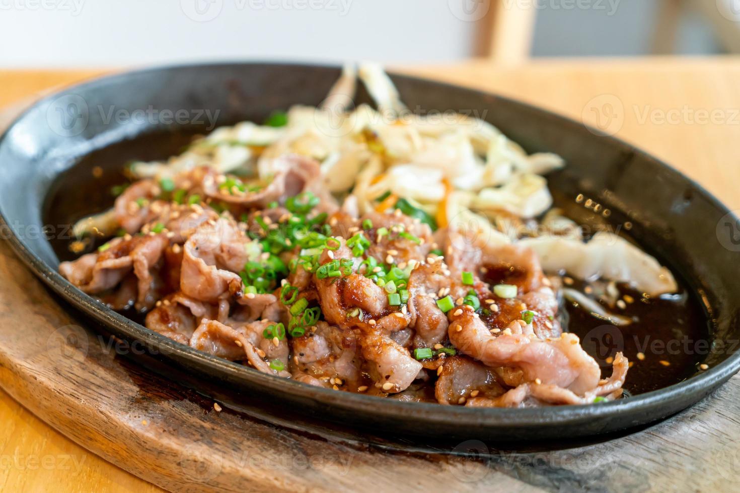 porc teriyaki dans une poêle chaude avec du chou - style de cuisine japonaise photo