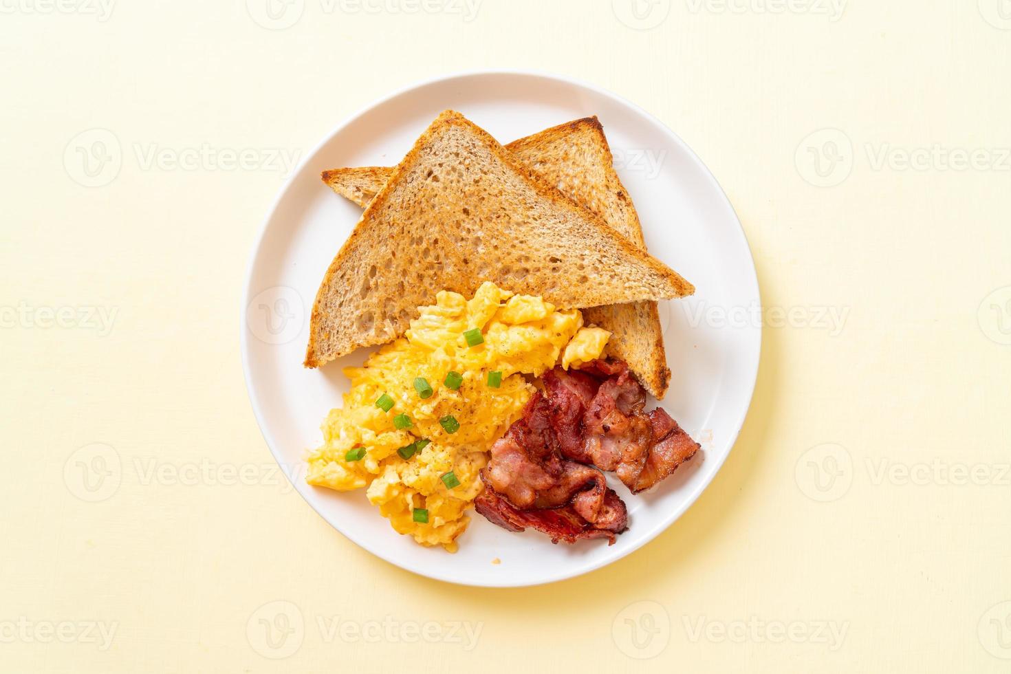 oeuf brouillé avec pain grillé et bacon pour le petit déjeuner photo