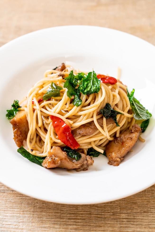 spaghettis sautés au poulet et basilic - style cuisine fusion photo