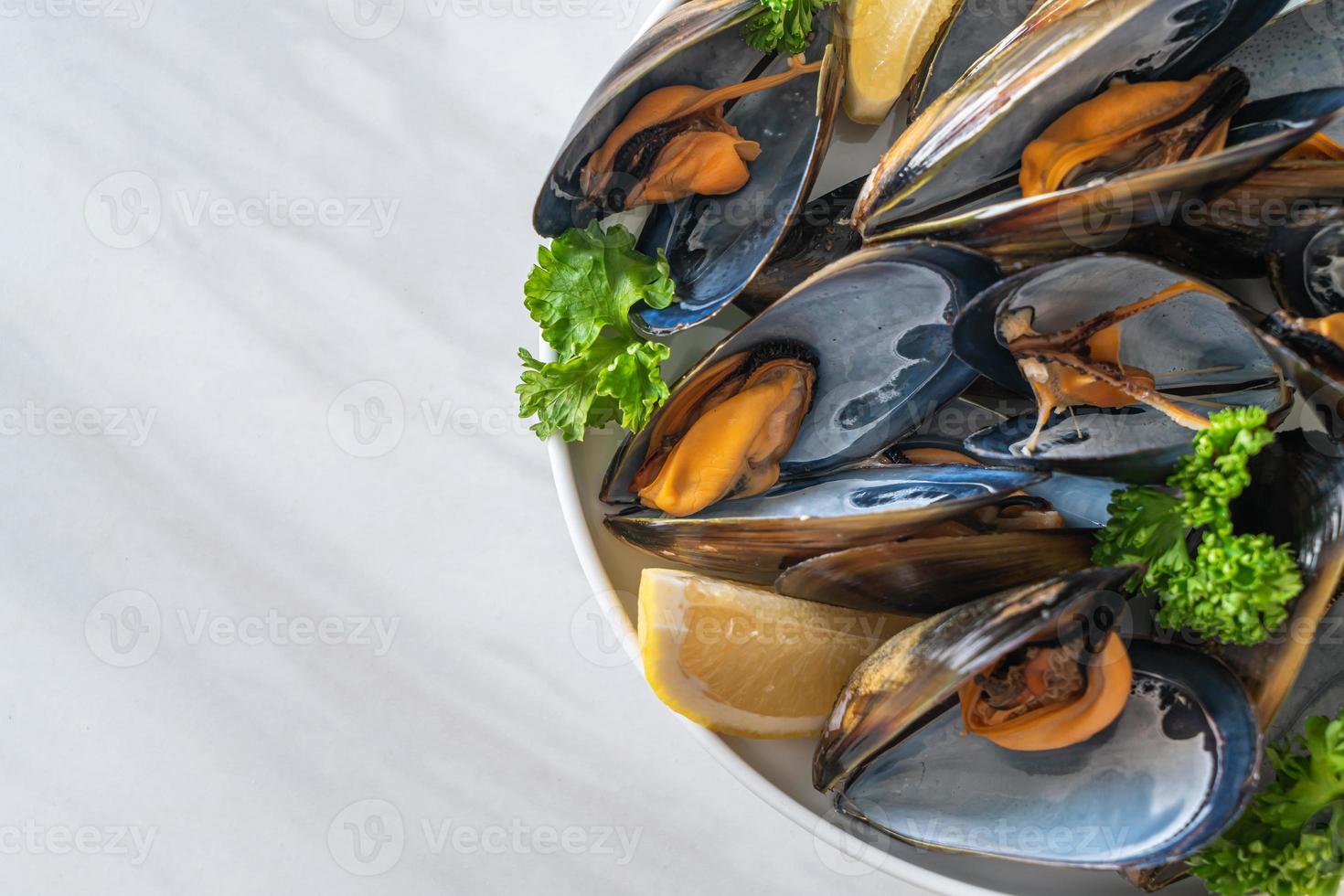 moules aux herbes dans un bol au citron photo