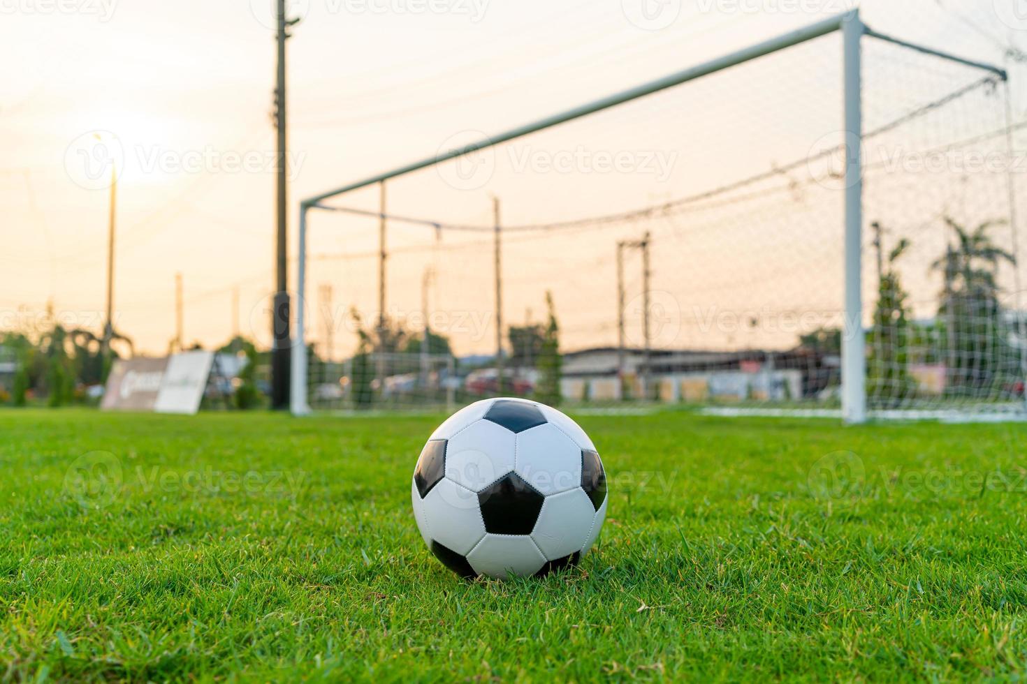 ballon de football sur le terrain de balle photo