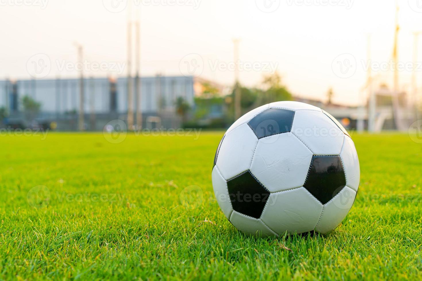 ballon de football sur le terrain de balle photo