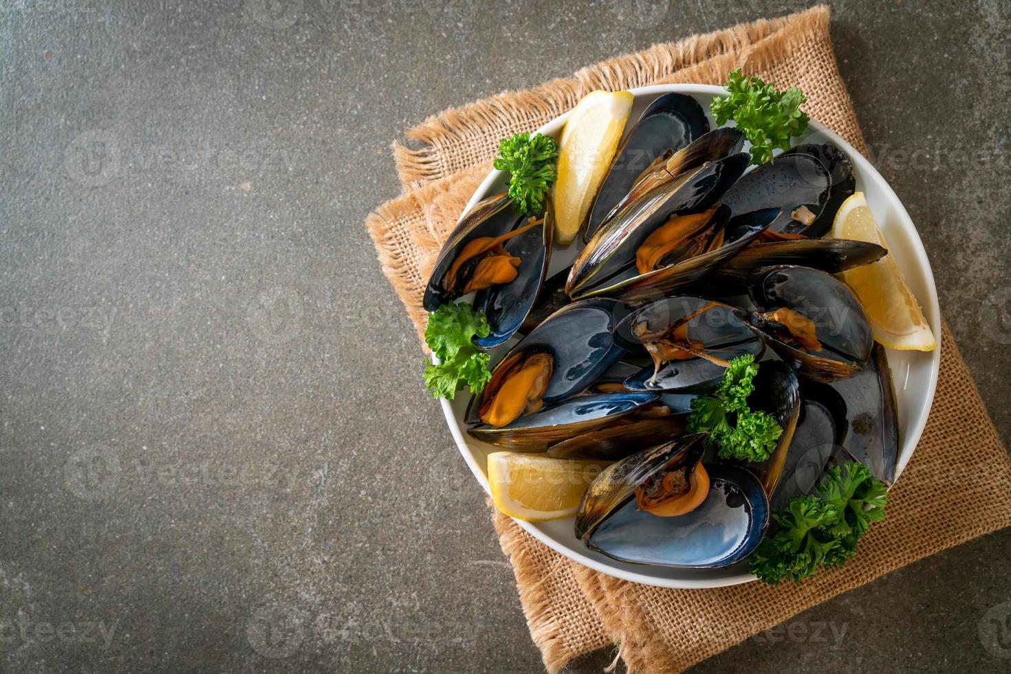 moules aux herbes dans un bol au citron photo