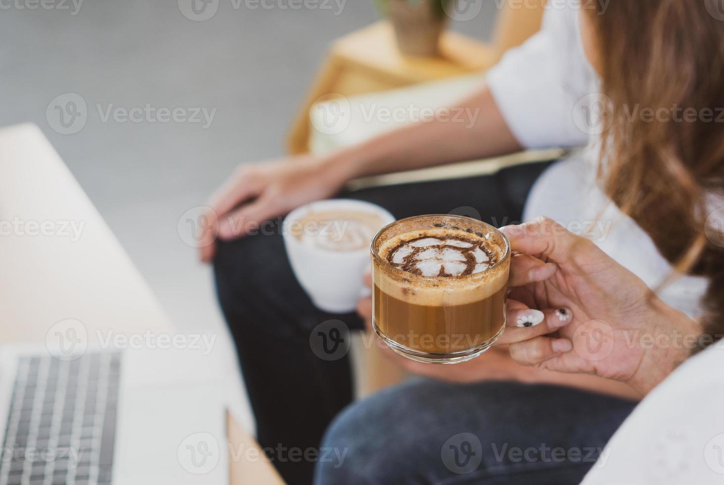 femme et homme asiatiques assis dans le café et aiment boire un expresso. concept de café photo