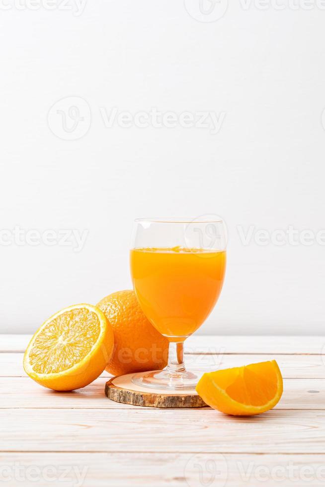 verre de jus d'orange frais sur fond de bois photo