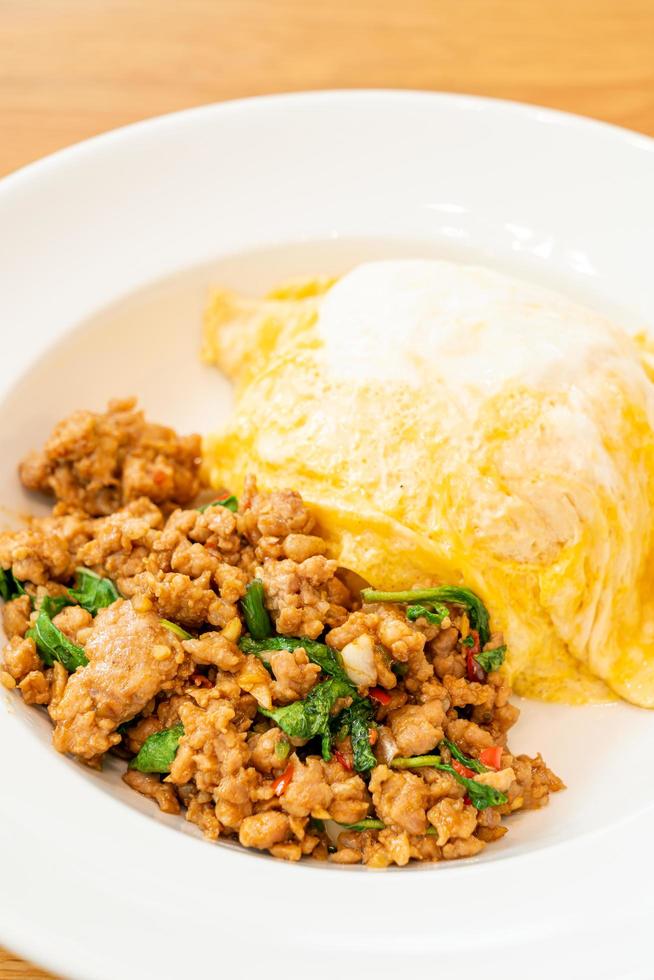 porc sauté et basilic avec omelette crémeuse sur riz - style cuisine asiatique photo