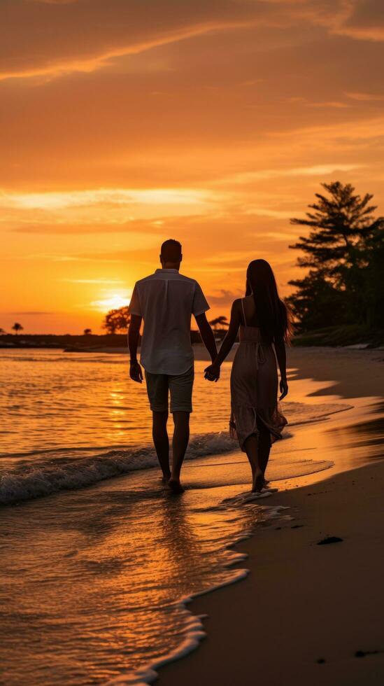 romantique plage promenade en dessous de le coucher du soleil ciels photo