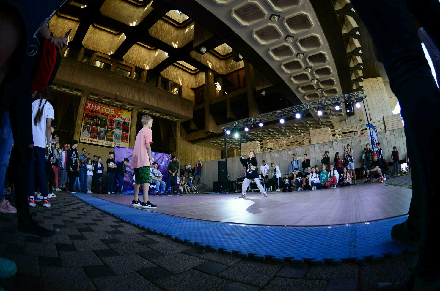 kharkiv, ukraine - 27 mai 2018 bataille de danse sur le festival des cultures de rue. break dance et hip-hop enfants et adolescents photo