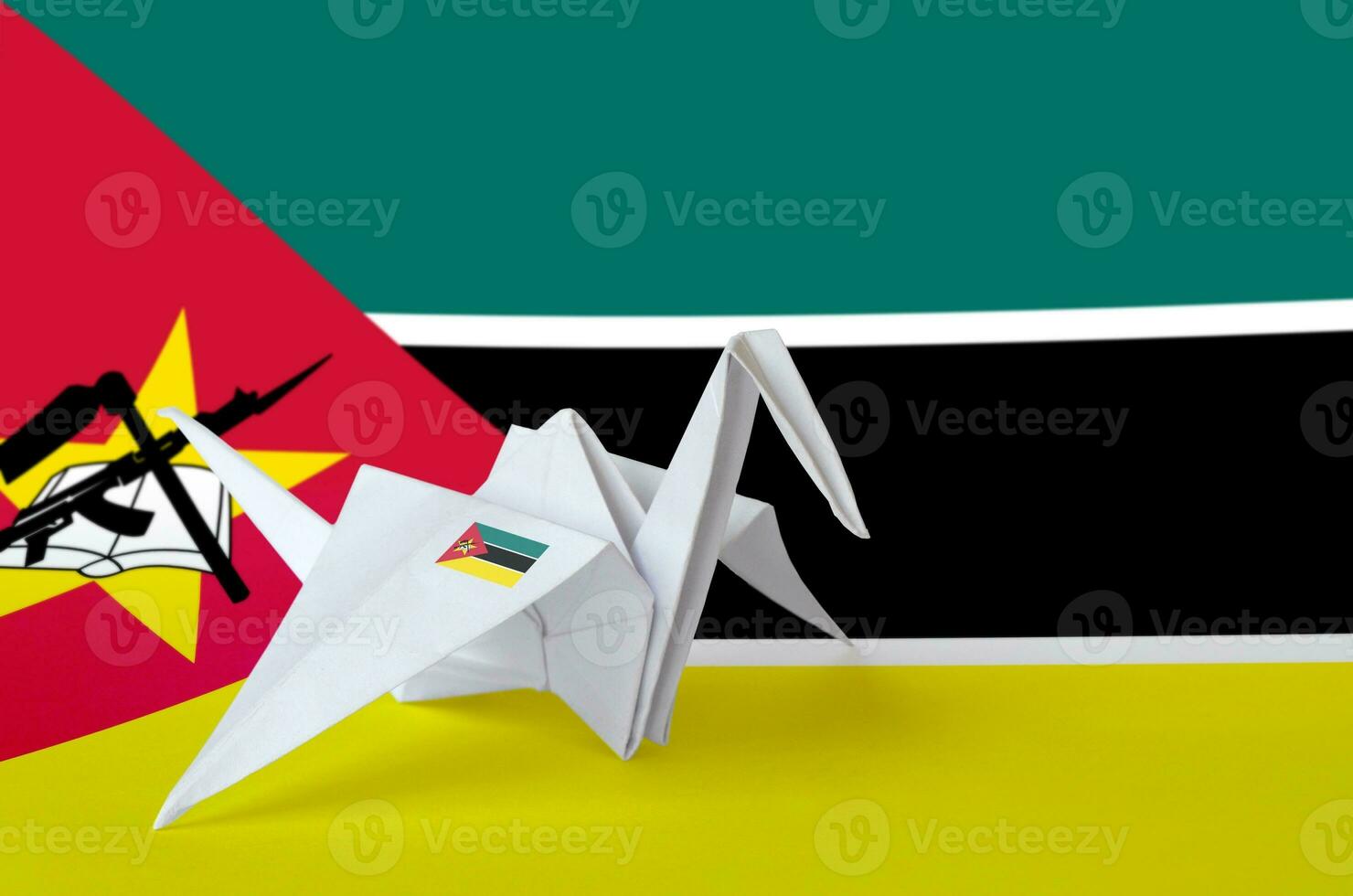 mozambique drapeau représenté sur papier origami grue aile. Fait main les arts concept photo