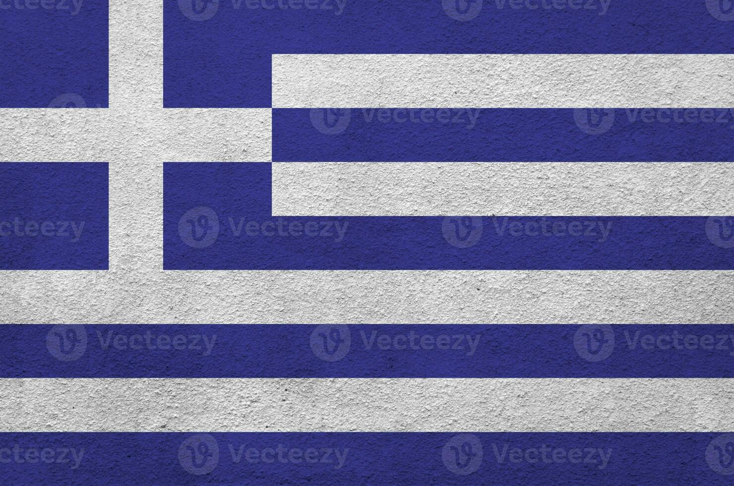 drapeau de la grèce représenté dans des couleurs de peinture vives sur un vieux mur de plâtrage en relief. bannière texturée sur fond rugueux photo