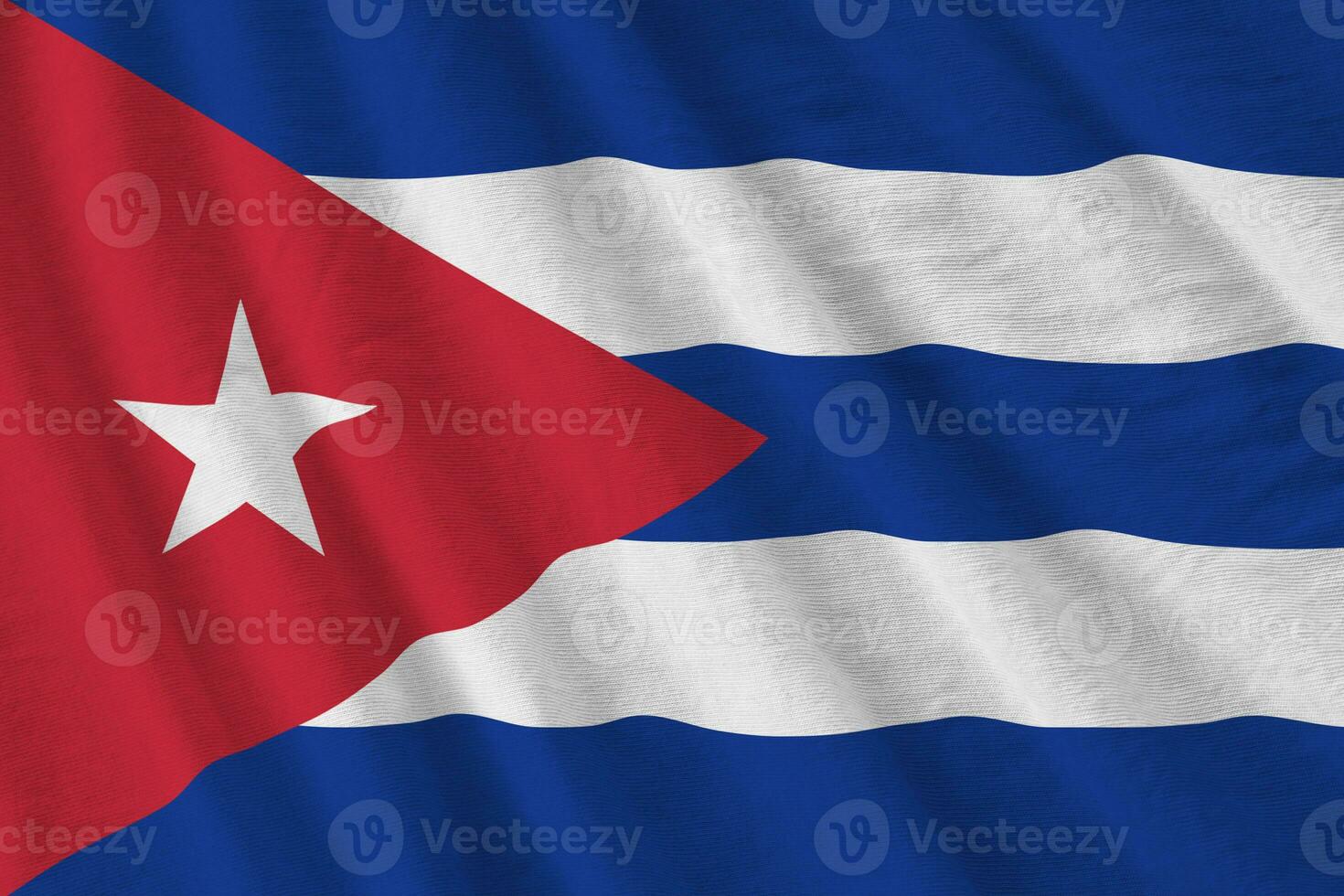 drapeau de cuba avec de grands plis agitant de près sous la lumière du studio à l'intérieur. les symboles et couleurs officiels de la bannière photo