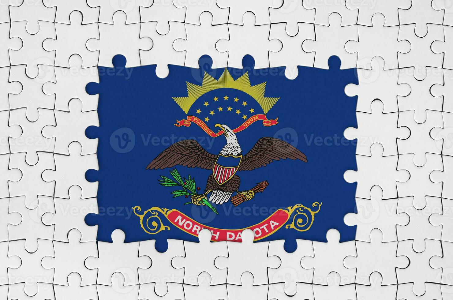 Nord Dakota nous Etat drapeau dans Cadre de blanc puzzle pièces avec disparu central partie photo