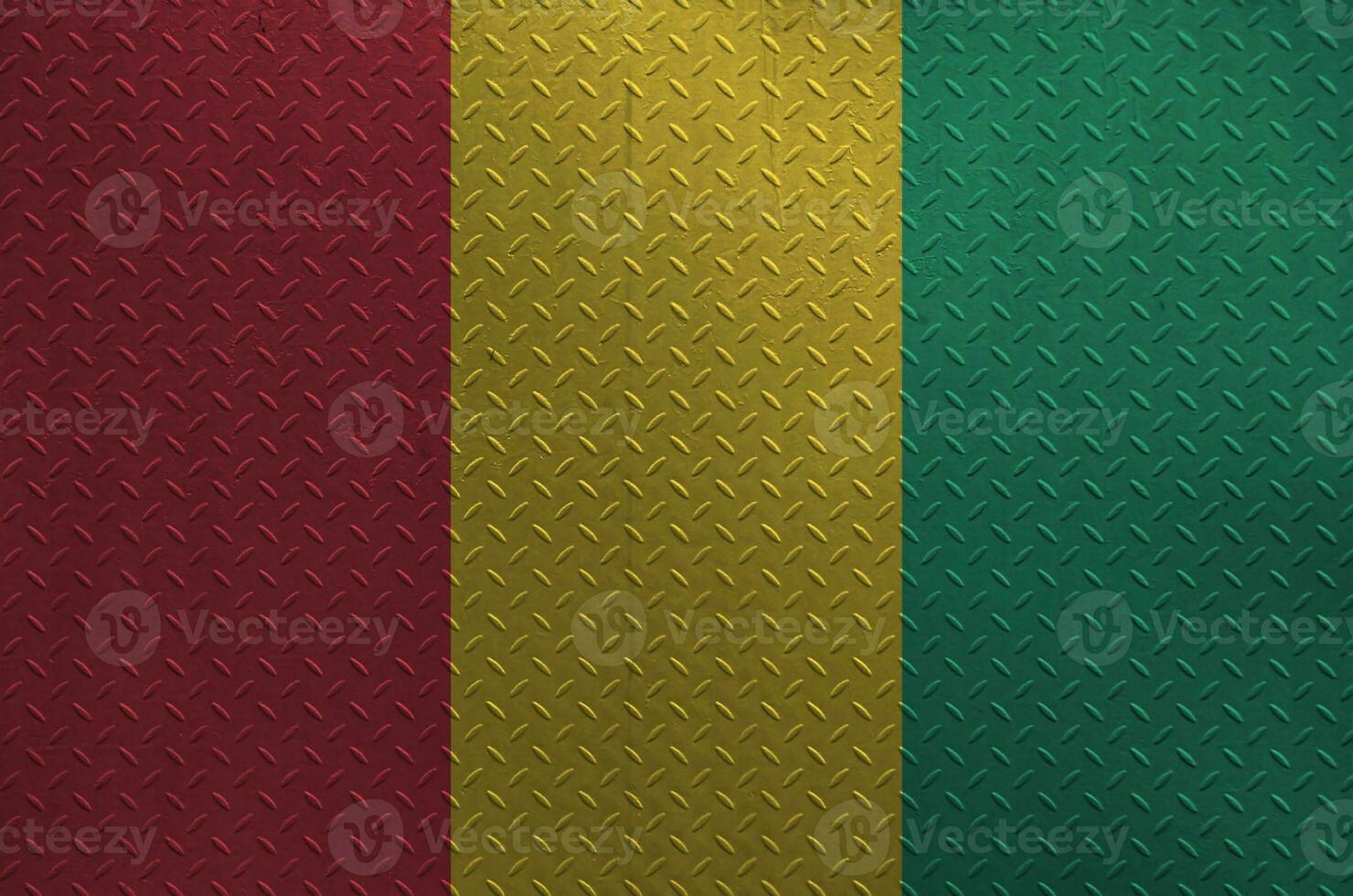 Guinée drapeau représenté dans peindre couleurs sur vieux brossé métal assiette ou mur fermer. texturé bannière sur rugueux Contexte photo
