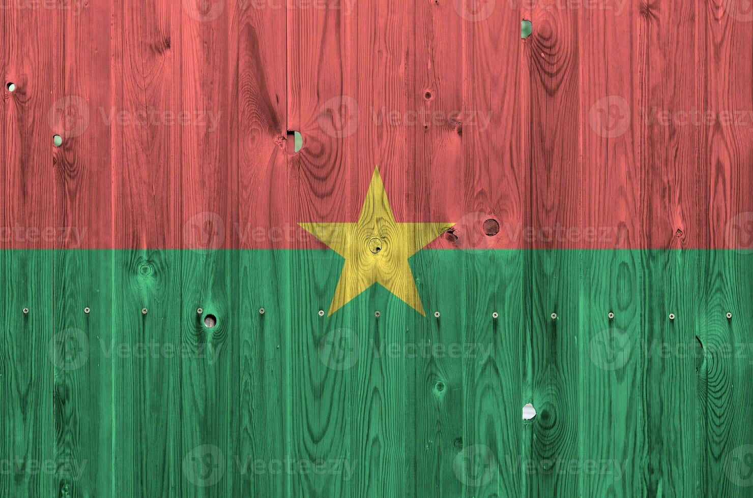 drapeau du burkina faso représenté dans des couleurs de peinture vives sur un vieux mur en bois. bannière texturée sur fond rugueux photo