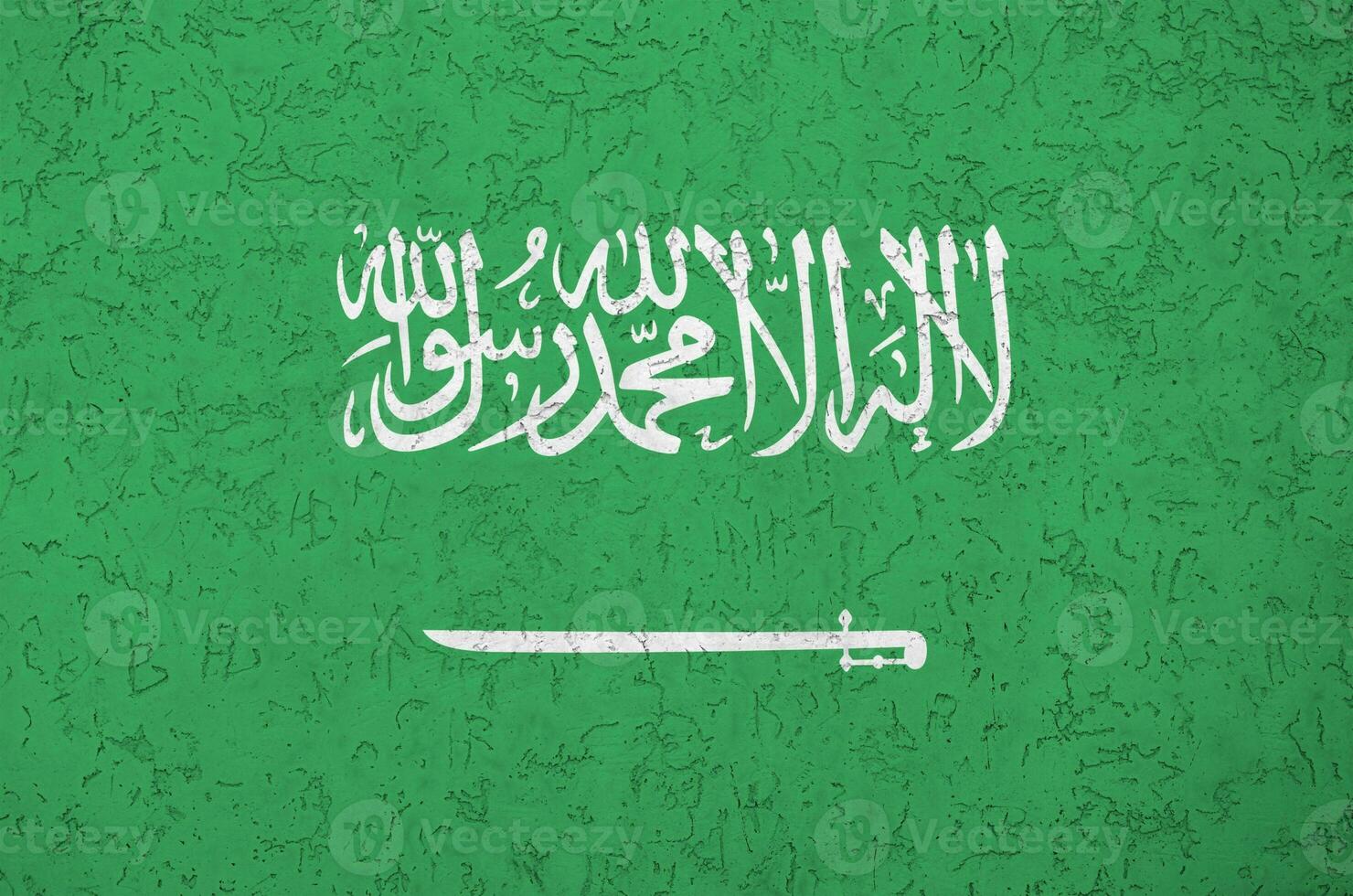 saoudien Saoudite drapeau représenté dans brillant peindre couleurs sur vieux le soulagement plâtrage mur. texturé bannière sur rugueux Contexte photo