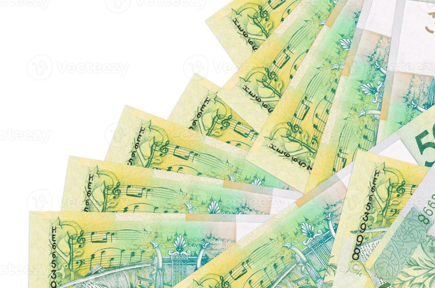50 billets de roubles biélorusses se trouvent dans un ordre différent isolé sur blanc. concept bancaire local ou de création d'argent photo