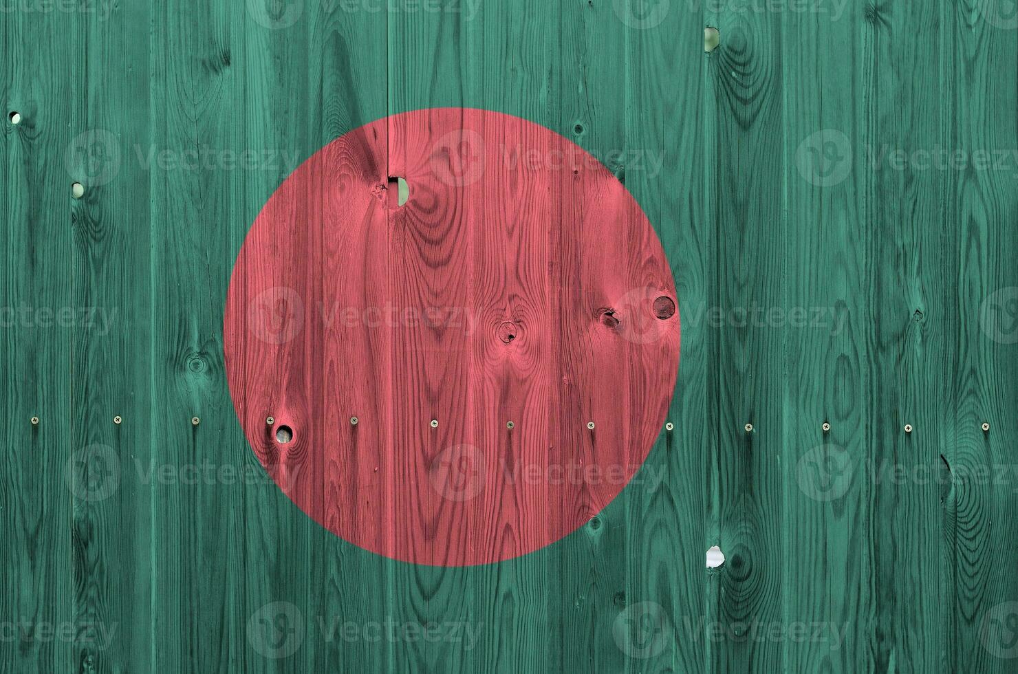 bangladesh drapeau représenté dans brillant peindre couleurs sur vieux en bois mur. texturé bannière sur rugueux Contexte photo