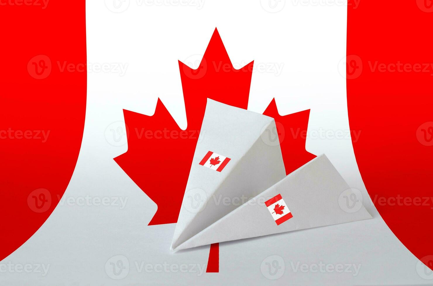 Canada drapeau représenté sur papier origami avion. Fait main les arts concept photo