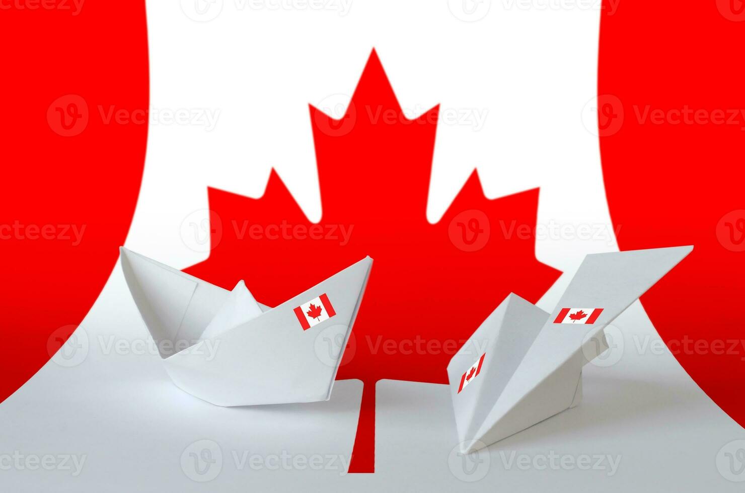 Canada drapeau représenté sur papier origami avion et bateau. Fait main les arts concept photo