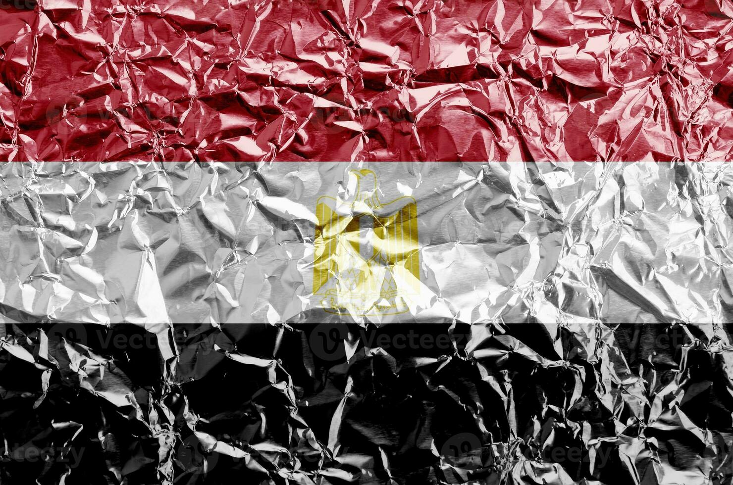 Egypte drapeau représenté dans peindre couleurs sur brillant froissé aluminium déjouer fermer. texturé bannière sur rugueux Contexte photo