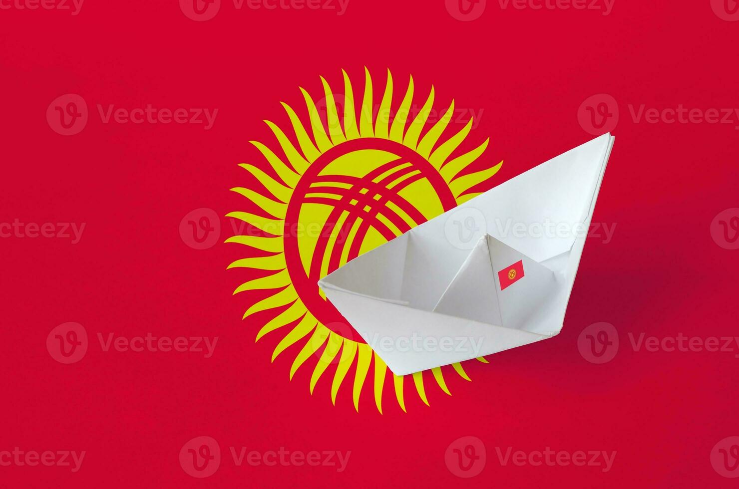 Kirghizistan drapeau représenté sur papier origami navire fermer. Fait main les arts concept photo