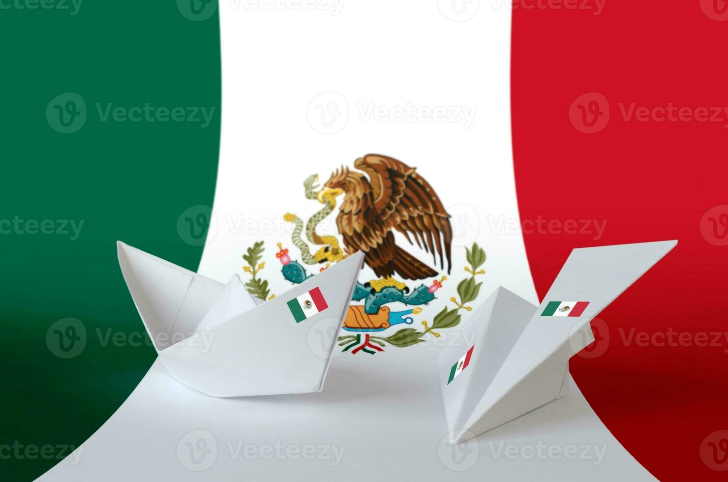 Mexique drapeau représenté sur papier origami avion et bateau. Fait main les arts concept photo