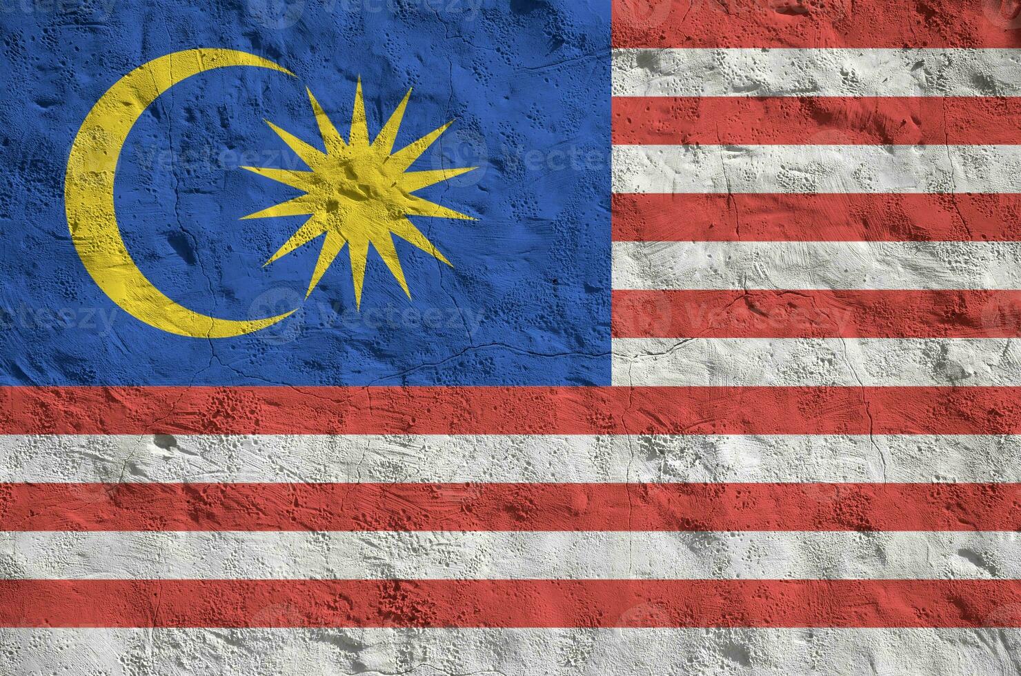 drapeau de la malaisie représenté dans des couleurs de peinture vives sur un vieux mur de plâtrage en relief. bannière texturée sur fond rugueux photo
