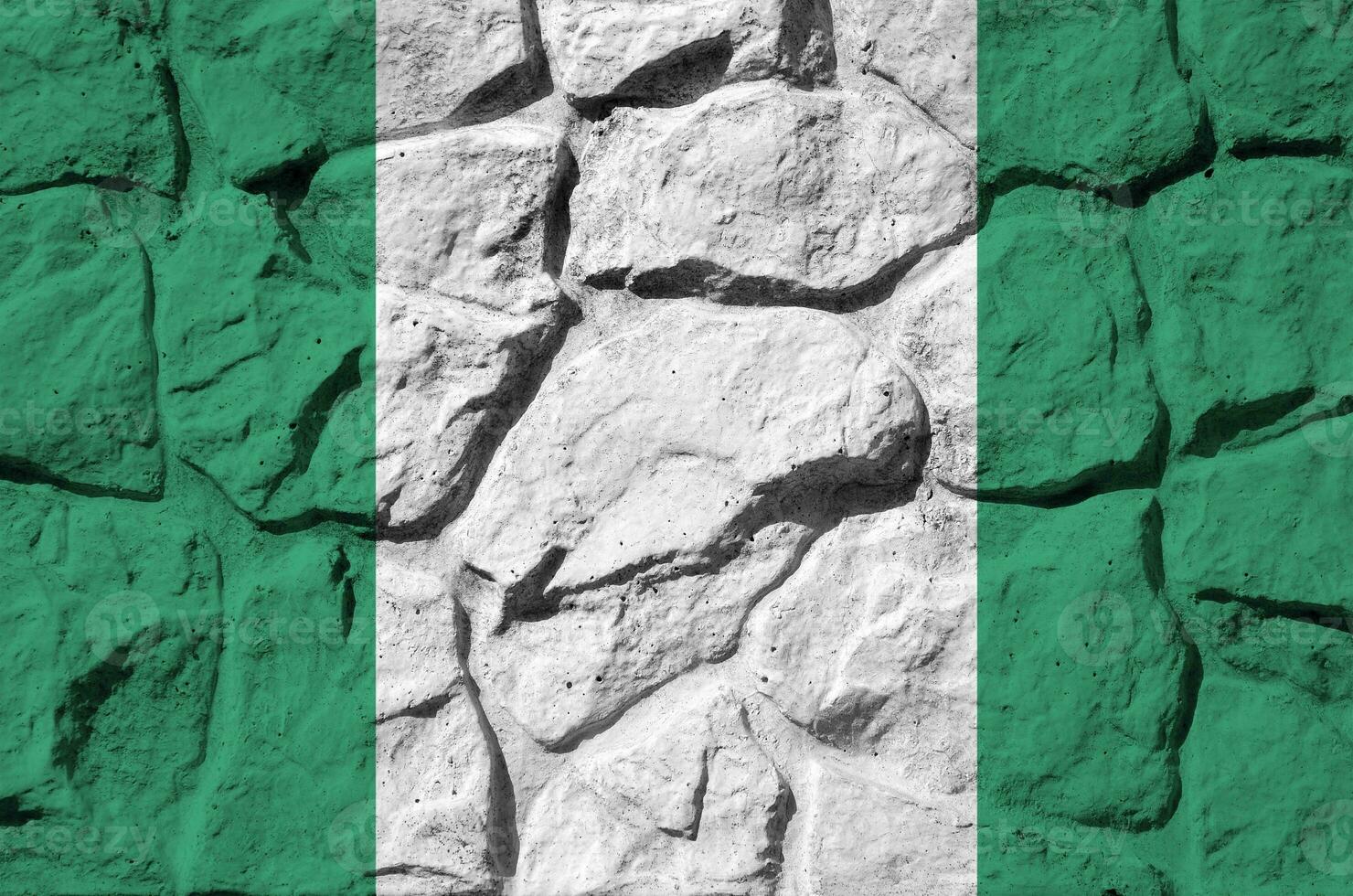 Nigeria drapeau représenté dans peindre couleurs sur vieux pierre mur fermer. texturé bannière sur Roche mur Contexte photo