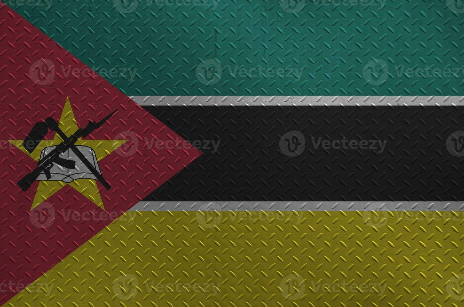 mozambique drapeau représenté dans peindre couleurs sur vieux brossé métal assiette ou mur fermer. texturé bannière sur rugueux Contexte photo