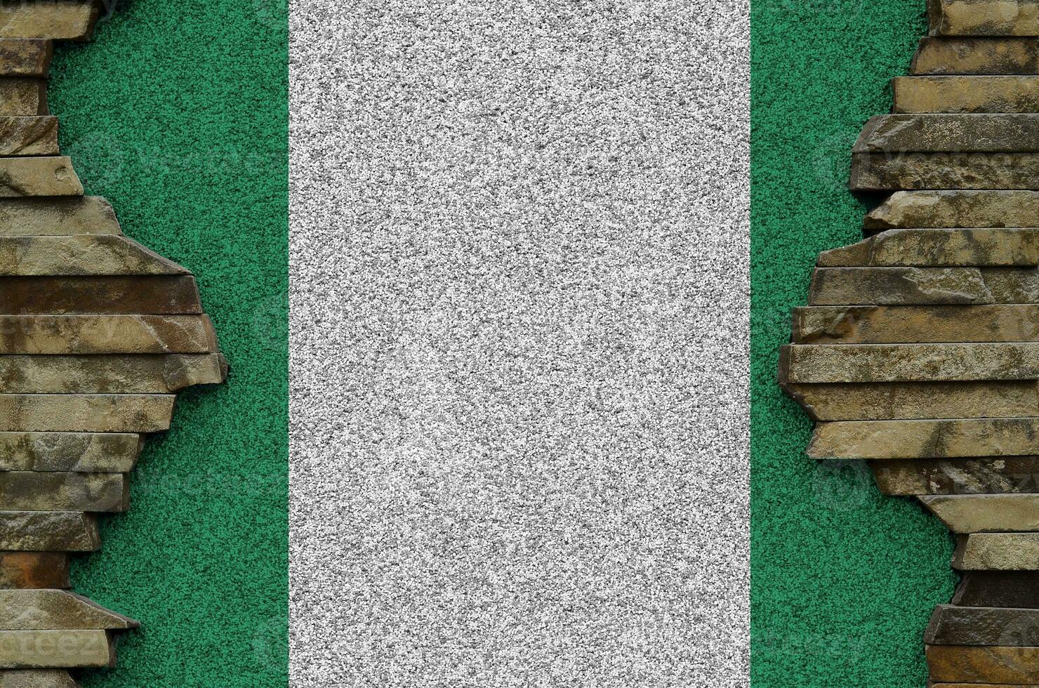 Nigeria drapeau représenté dans peindre couleurs sur vieux pierre mur fermer. texturé bannière sur Roche mur Contexte photo