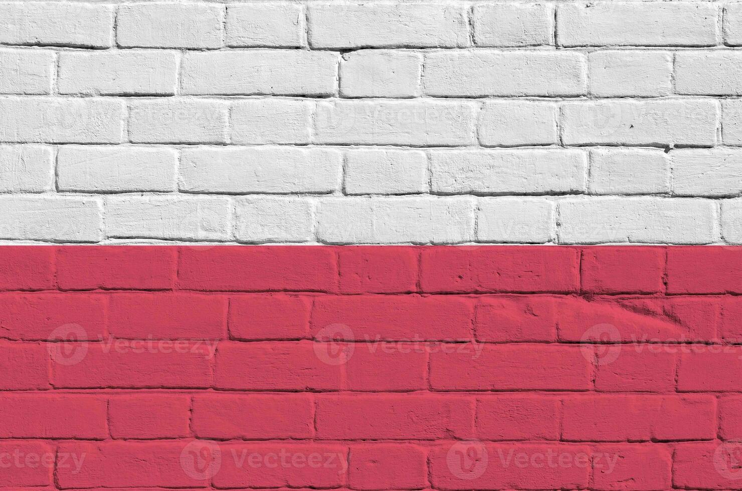 Pologne drapeau représenté dans peindre couleurs sur vieux brique mur. texturé bannière sur gros brique mur maçonnerie Contexte photo