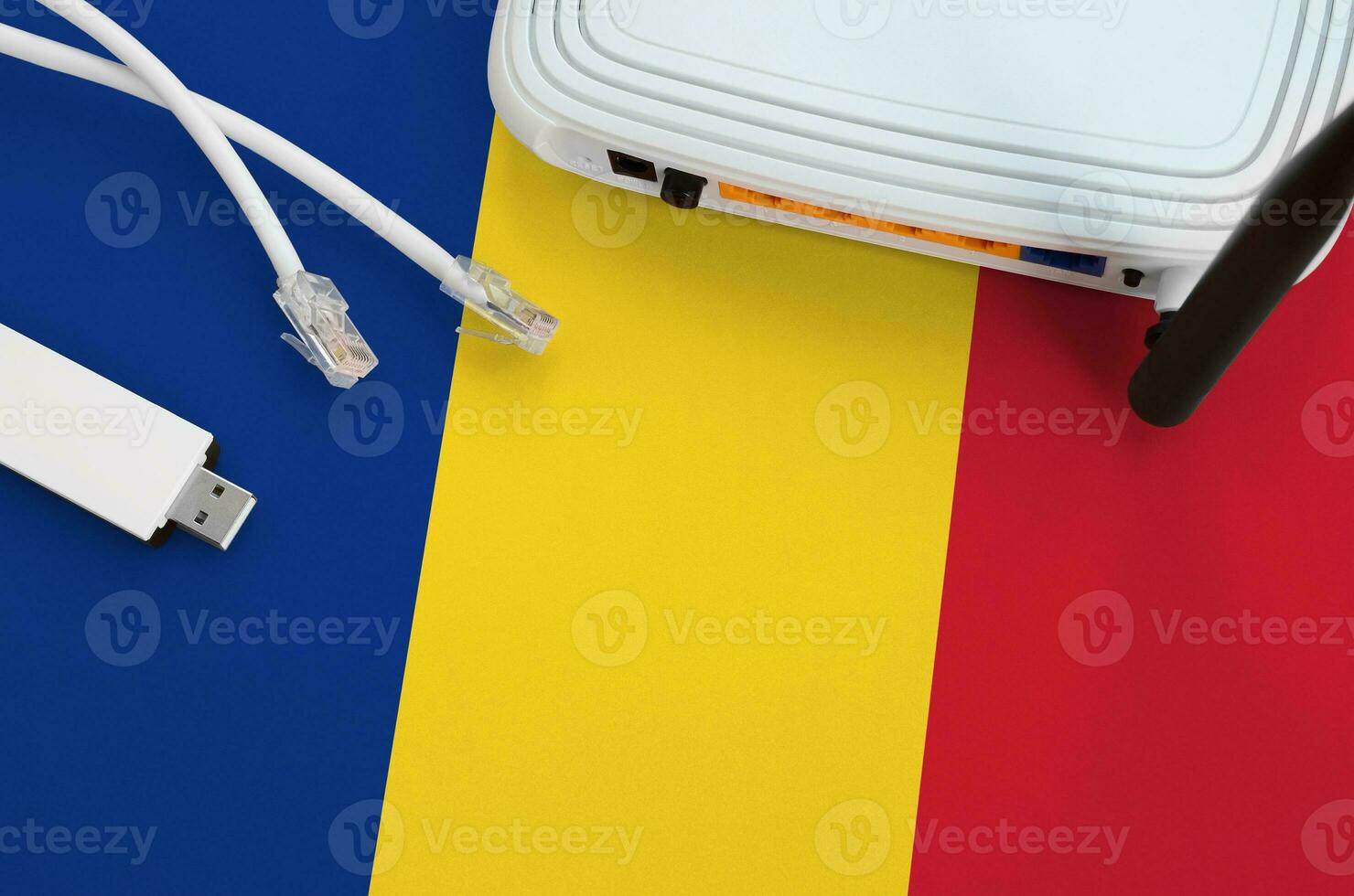 Roumanie drapeau représenté sur table avec l'Internet rj45 câble, sans fil USB Wifi adaptateur et routeur. l'Internet lien concept photo