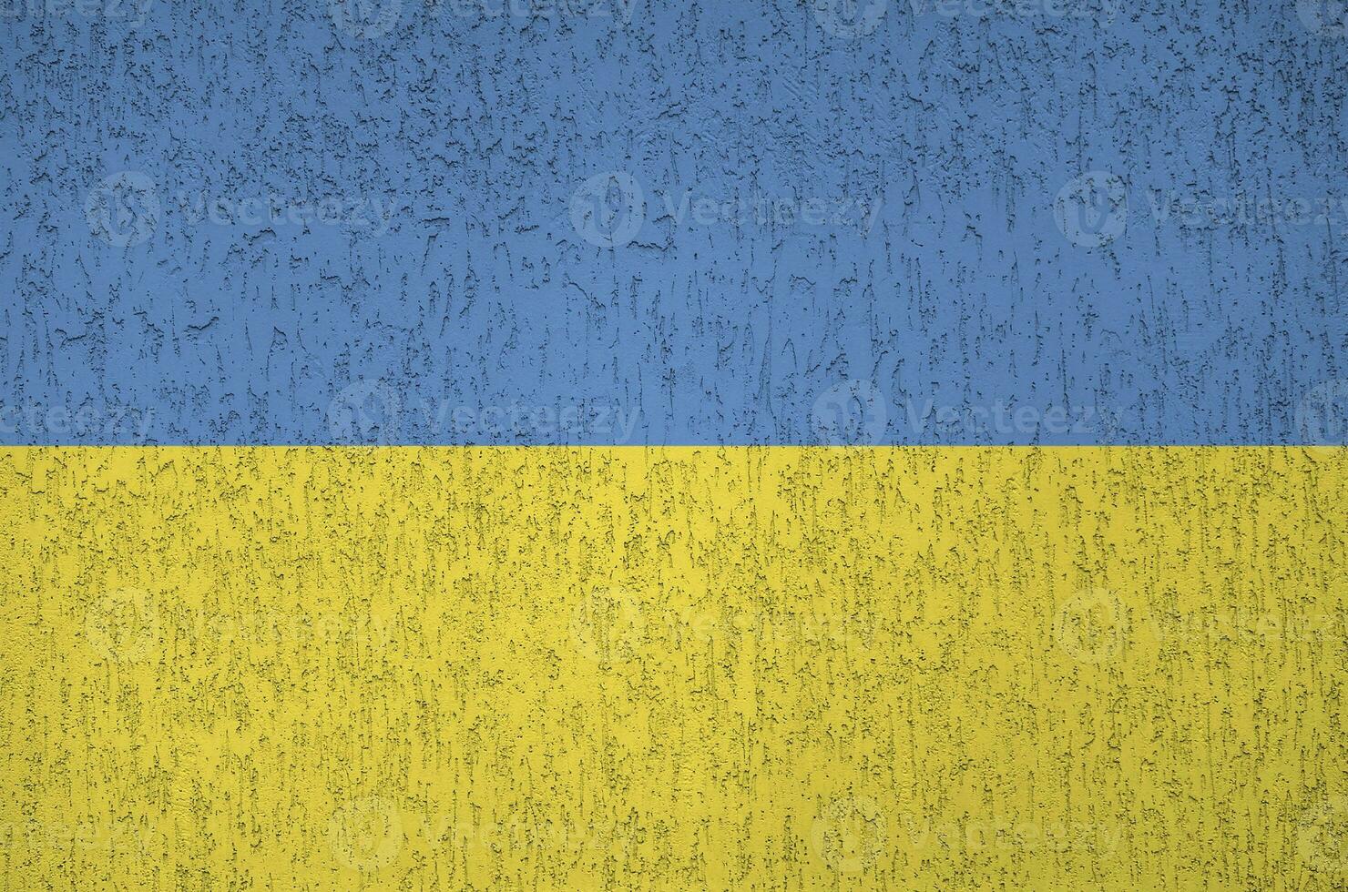 Ukraine drapeau représenté dans brillant peindre couleurs sur vieux le soulagement plâtrage mur. texturé bannière sur rugueux Contexte photo