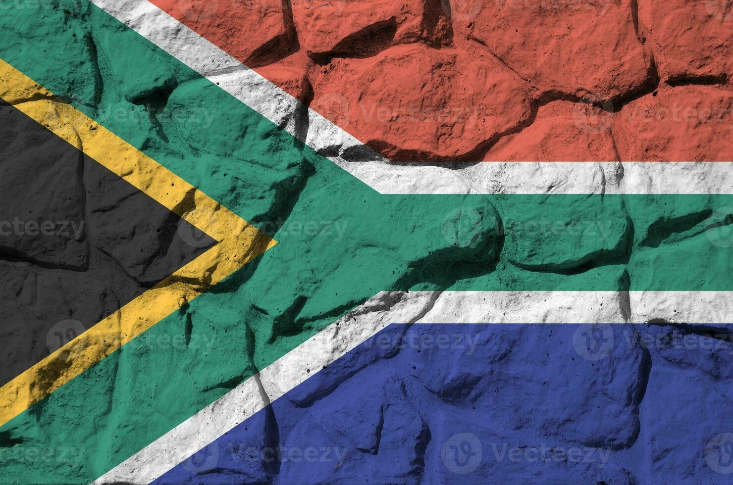 Sud Afrique drapeau représenté dans peindre couleurs sur vieux pierre mur fermer. texturé bannière sur Roche mur Contexte photo