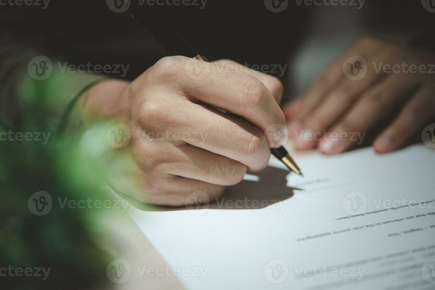 homme d'affaire en portant une stylo signature une document, loi ,emploi recherche, écrire une personnel Contrat sur bureau. photo