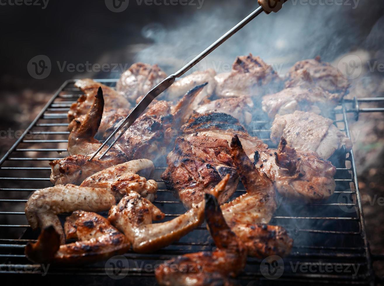 griller du poulet aux épices photo