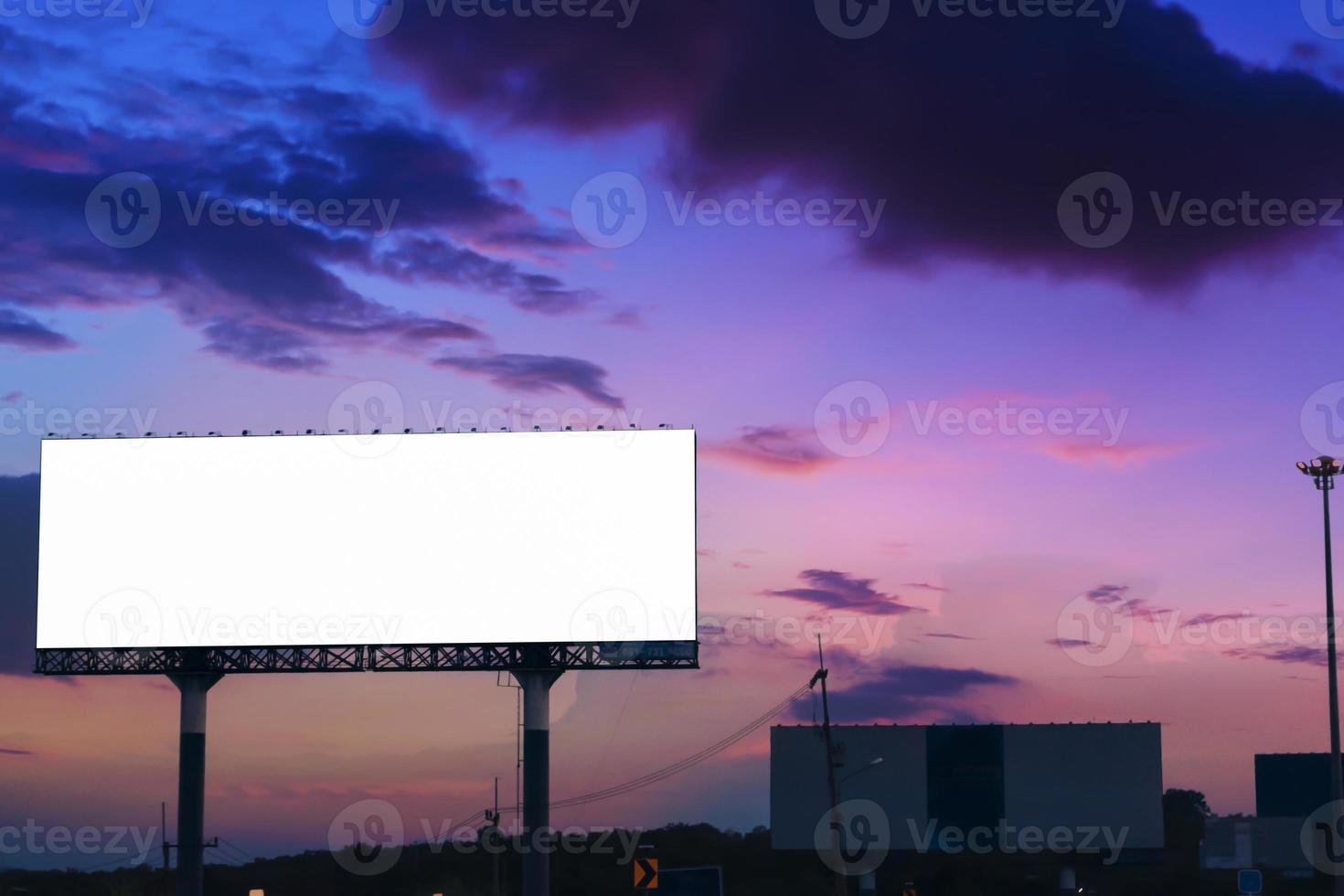 panneau d'affichage vierge pour la publicité dans la ville au coucher du soleil photo