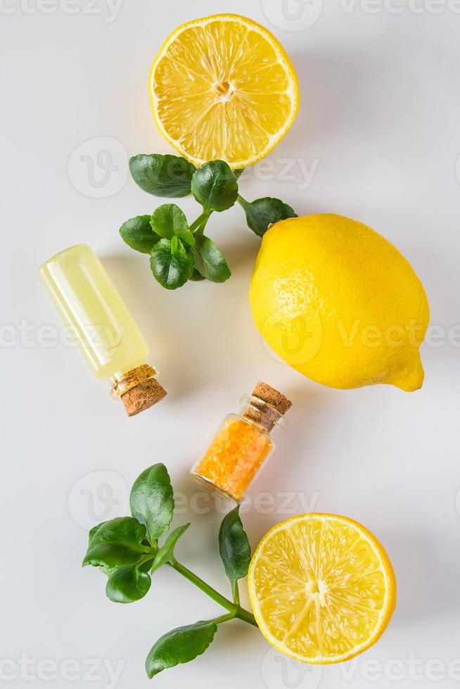 cosmétiques spa aux agrumes sur fond blanc. produit écologique pour la médecine alternative au citron. photo