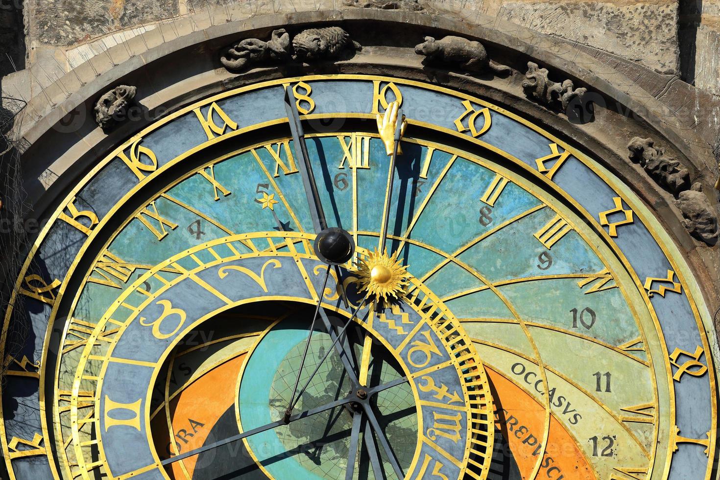 Détail de l'horloge astronomique médiévale historique de Prague sur l'ancien hôtel de ville, République tchèque photo