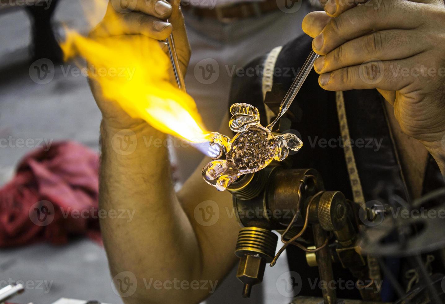 artisan soufflant le verre de manière traditionnelle photo