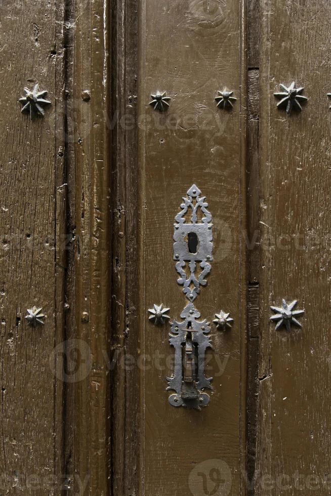 vieille porte en bois avec serrure photo